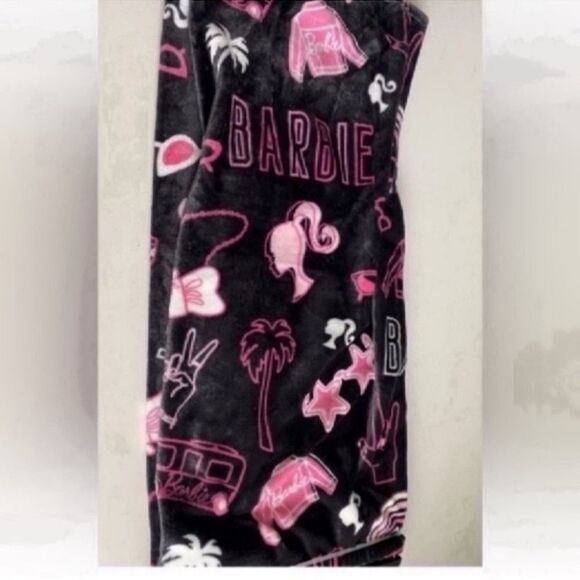 New Black & Pink Barbie Throw Blanket
Super Cute & Soft 50x70 in - Picture 5 of 10